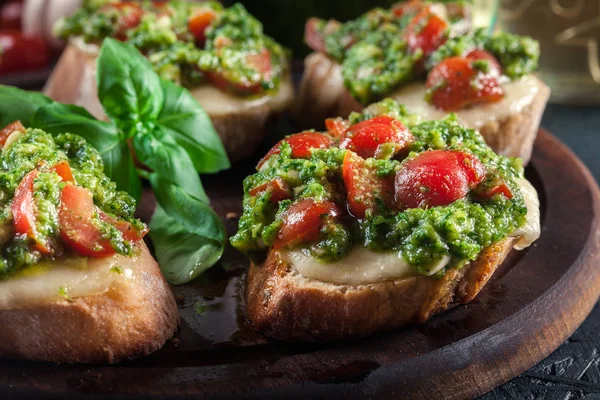 Bruschetta Mit Frischem Pesto Mozzarella Und Kirschtomaten Auf Schneidebrett — Stockfoto