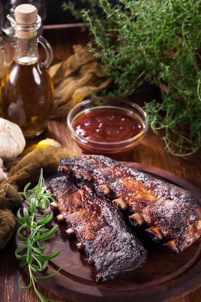 Spicy Barbecued Pork Ribs Served Cutting Board — Stock Photo, Image