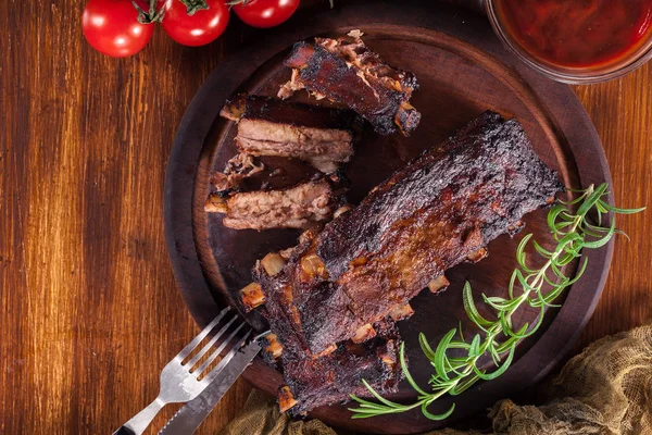 Costillas Cerdo Asadas Picantes Servidas Tabla Cortar —  Fotos de Stock