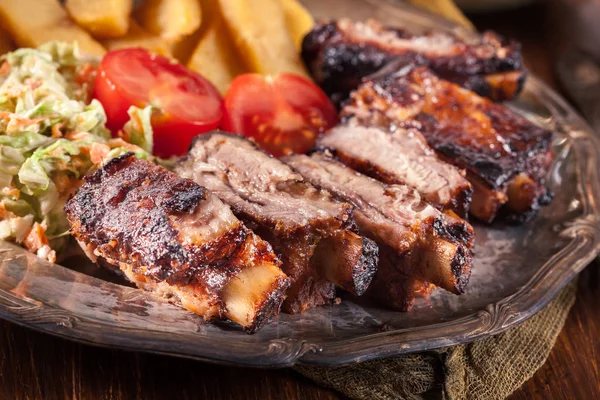 Pittige Gegrilde Varkensribbetjes Geserveerd Met Frites Kool Wortel Salade — Stockfoto