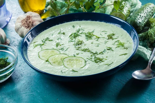 Koude Komkommer Soep Met Plakjes Komkommer Dille Mint Zomer Schotel — Stockfoto