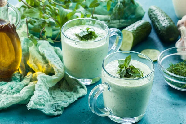 Koude Komkommer Soep Met Dille Mint Geserveerd Glas Zomer Schotel — Stockfoto