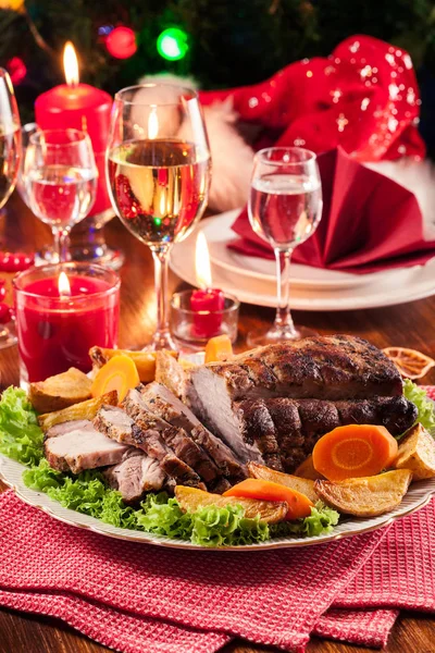 Geroosterde Varkensvlees Lendenen Met Gebakken Aardappelen Groenten Kerstsfeer — Stockfoto