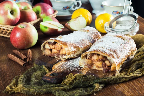 Strudel Tradizionale Pasta Sfoglia Con Mela Uva Passa Cannella — Foto Stock