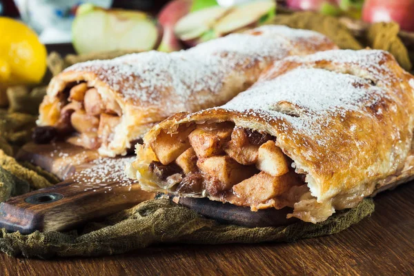 Strudel Hojaldre Tradicional Con Manzana Pasas Canela — Foto de Stock