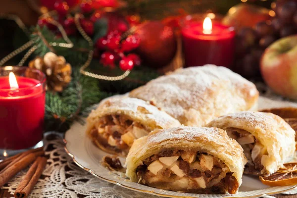 传统的粉扑馅饼苹果 葡萄干和肉桂 圣诞餐桌 — 图库照片