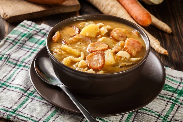 Zuppa Tradizionale Polacca Piselli Spaccati Con Salsiccia Pancetta Patate Ciotola — Foto Stock