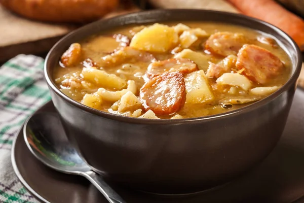 传统波兰分裂豌豆汤与香肠 培根和土豆在碗 — 图库照片