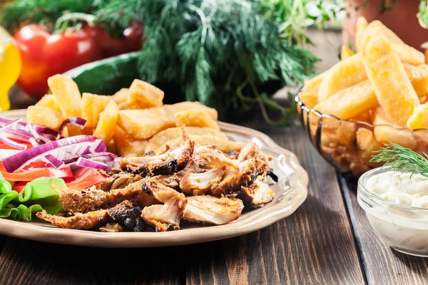 Hidangan Gyros Yunani Dengan Kentang Goreng Dan Sayuran Disajikan Dengan — Stok Foto