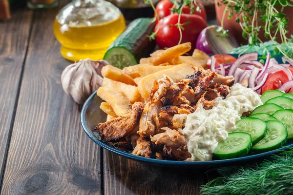 Grekiska Gyros Skålen Med Pommes Och Grönsaker Serveras Med Tzatziki — Stockfoto