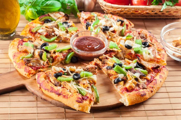 Pizza Pedas Dengan Gyros Ayam Lada Hijau Zaitun Dan Bawang — Stok Foto