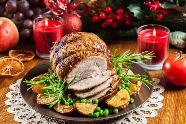 Schweinebraten Serviert Mit Bratkartoffeln Konzepte Der Ferienverpflegung — Stockfoto