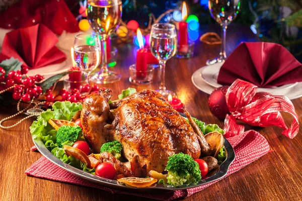 Dipanggang Atau Dipanggang Seluruh Ayam Atas Meja Natal Makan Malam — Stok Foto