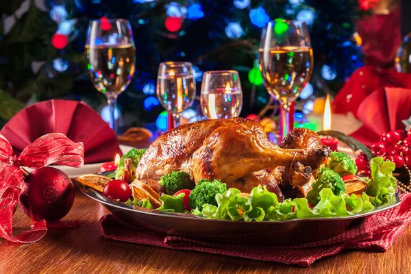 Dipanggang Atau Dipanggang Seluruh Ayam Atas Meja Natal Makan Malam — Stok Foto