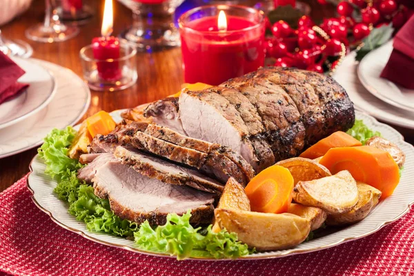Gebratene Schweinelende Mit Bratkartoffeln Und Gemüse Weihnachtsstimmung — Stockfoto