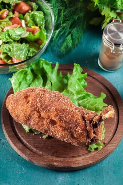 チキン キエフ ディルとバターを詰めた鶏の胸肉をパン粉 — ストック写真