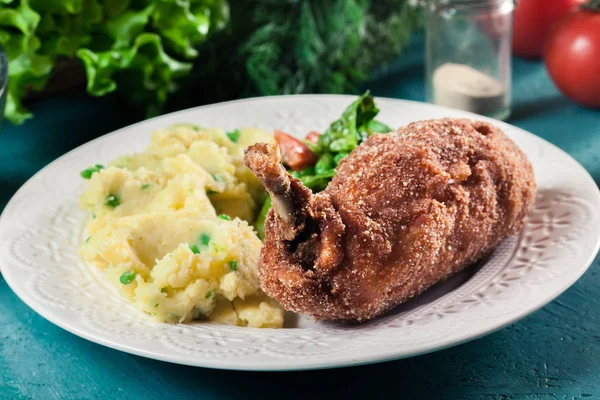 Pollo Kiev Pechuga Pollo Empanada Con Puré Papas Ensalada —  Fotos de Stock