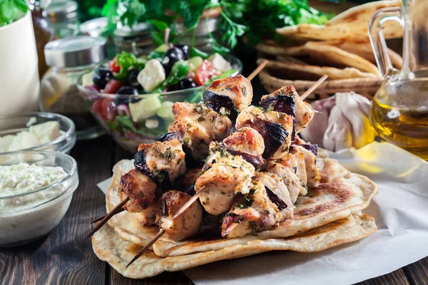 Pollo Souvlaki Con Pan Pita Salsa Tzatziki Plato Griego —  Fotos de Stock