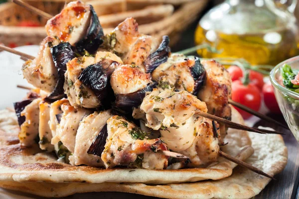 Kuřecí Souvlaki Pita Chlebem Tzatziki Omáčkou Řecké Jídlo — Stock fotografie