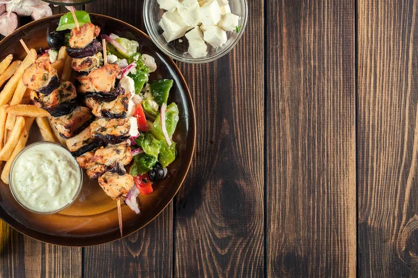 Hühnersouvlaki Mit Pommes Und Tzatziki Sauce Griechisches Gericht Auf Einem — Stockfoto