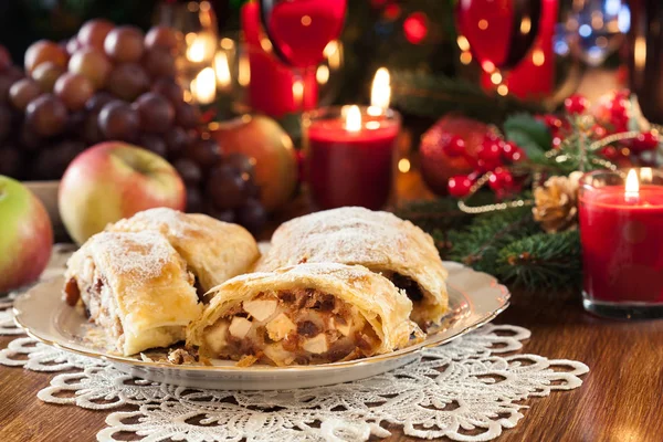 Elma Üzüm Tarçın Ile Geleneksel Puf Böreği Strudel Noel Masa — Stok fotoğraf