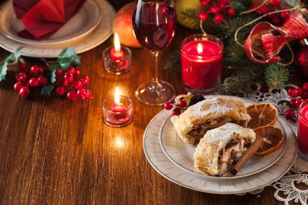 Traditionele Bladerdeeg Strudel Met Appel Rozijnen Kaneel Kerst Tabel — Stockfoto