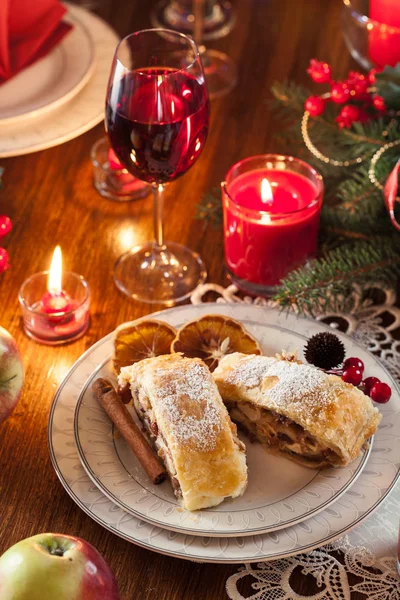 Strudel Hojaldre Tradicional Con Manzana Pasas Canela Mesa Navidad — Foto de Stock