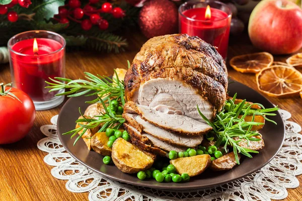 Schweinebraten Serviert Mit Bratkartoffeln Konzepte Der Ferienverpflegung — Stockfoto