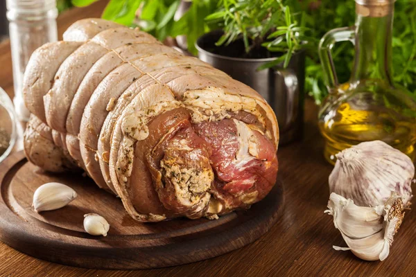 传统的意大利波切塔 腌制红猪肉肚子准备烤 — 图库照片