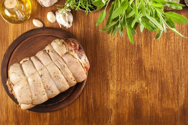Tradycyjny Włoski Porchetta Marynowane Walcowane Wieprzowina Brzuch Gotowe Pieczenia — Zdjęcie stockowe