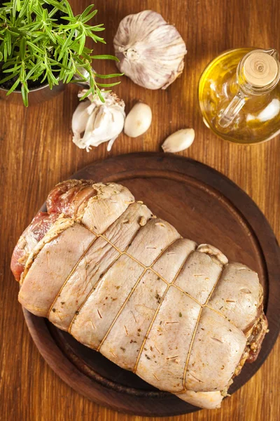 Porchetta Italienne Traditionnelle Ventre Porc Roulé Mariné Prêt Rôtir — Photo