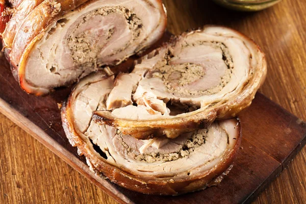 Geleneksel Talyan Porchetta Haddelenmiş Domuz Eti Kıyma Otlar Ile Doldurulmuş — Stok fotoğraf