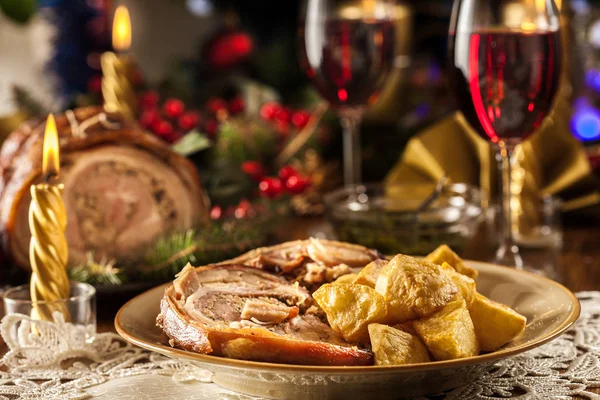 Traditionelle Italienische Porchetta Schweinebauch Mit Bratkartoffeln Auf Festlichem Tisch — Stockfoto