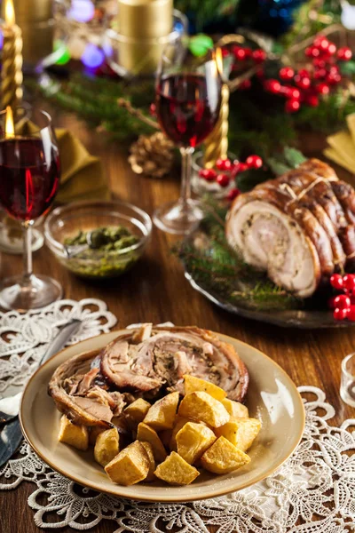 Traditionella Italienska Porchetta Rullade Sidfläsk Med Bakad Potatis Festbordet — Stockfoto