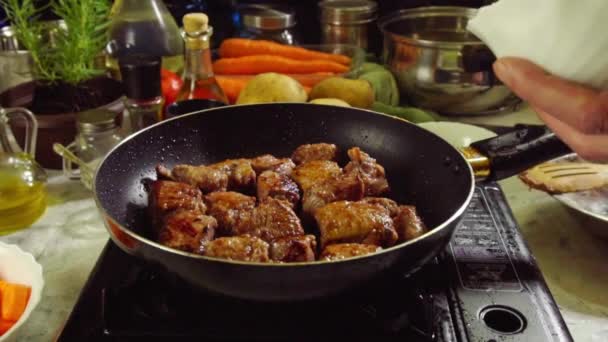 Preparação Guisado Irlandês Carne Bovina Batatas Cenouras Ervas Prato Tradicional — Vídeo de Stock