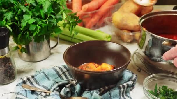 在盘子里吃爱尔兰炖菜 传统的圣帕特里克节菜 — 图库视频影像