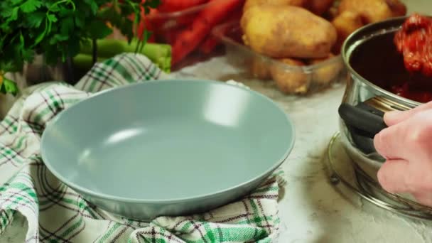 Serving irish stew in a dish. Traditional St Patrick's day dish — Stock Footage Serving Irish Stew Dish Traditional Patrick Day Dish Royalty Free Stock Video