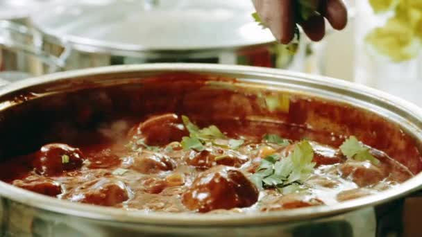 Memasak Bakso Dalam Saus Tomat Untuk Menyiapkan Spaghetti Dengan Bakso — Stok Video