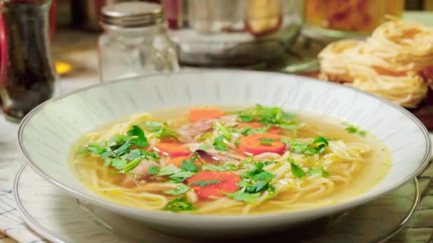 Servieren Der Hühnernudelsuppe — Stockvideo