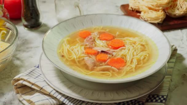 Servire Zuppa Spaghetti Pollo — Video Stock