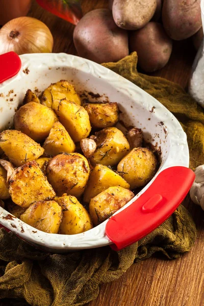 Geroosterde Aardappelen Met Knoflook Rozemarijn Het Bakken Schotel — Stockfoto