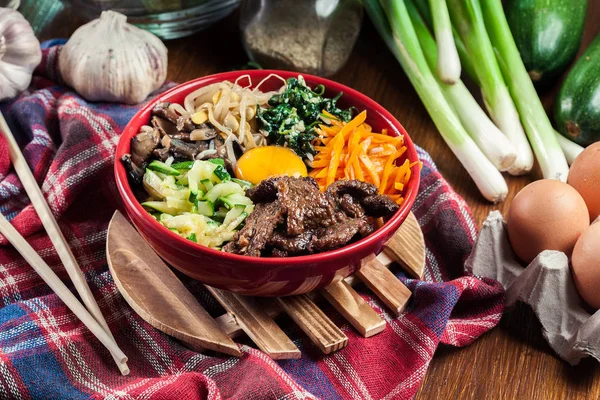 Bibimbap Pirinç Sığır Eti Sebze Ile Geleneksel Kore Yemeği — Stok fotoğraf