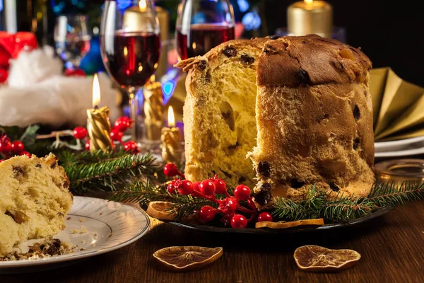 Kerst Panettone Cake Met Rozijnen Fruit Traditionele Italiaanse Schotel — Stockfoto
