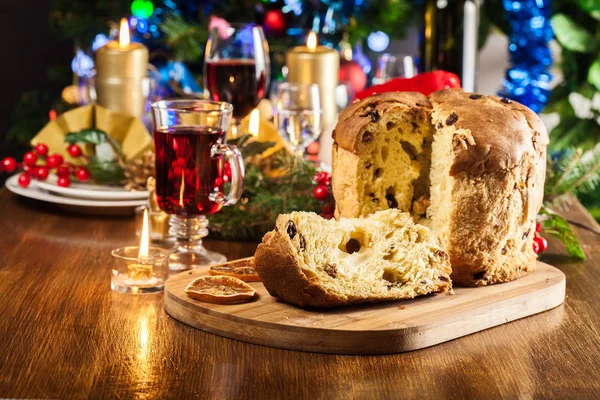 Boże Narodzenie Panettone Placek Rodzynkami Owoce Tradycyjna Włoska Potrawa — Zdjęcie stockowe