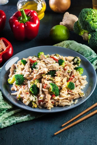 Pad Thai Med Kyckling Rör Stek Risnudlar Med Kyckling Ägg — Stockfoto