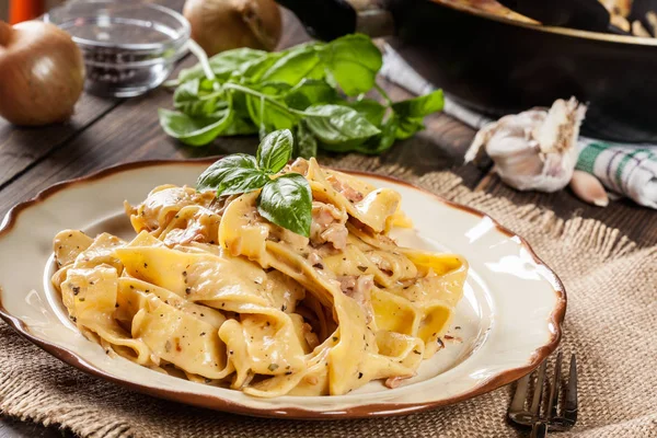 Pappardelle Tészta Sonkával Sajt Szósszal Egy Tányéron Élelmiszer Ital — Stock Fotó