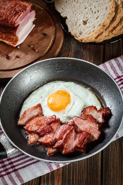 Sneetjes Gerookte Bacon Gebakken Koekenpan Eten Gewoonten Concept Bovenaanzicht — Stockfoto