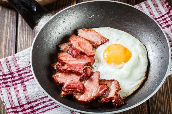 Sneetjes Gerookte Bacon Gebakken Koekenpan Eten Gewoonten Concept Bovenaanzicht — Stockfoto