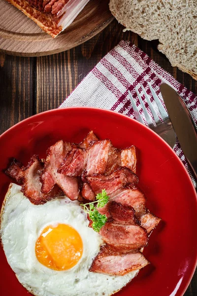 Rebanadas Tocino Ahumado Huevo Frito Plato Rojo Concepto Hábitos Alimenticios —  Fotos de Stock