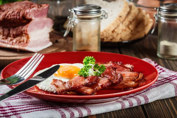 Sneetjes Gerookte Bacon Gebakken Een Rode Plaat Eten Gewoonten Concept — Stockfoto